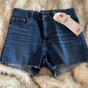 BRAND NEW High rise Levi’s Jean shorts